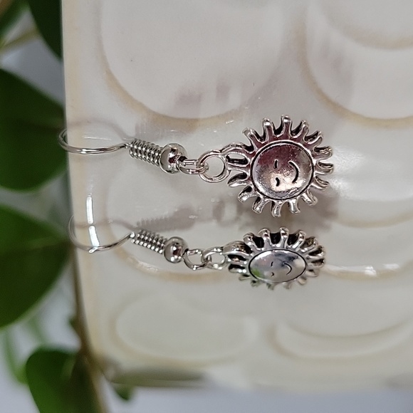 "Eres un Sol" Smiling Sun Drop Earrings - Picture 4 of 6